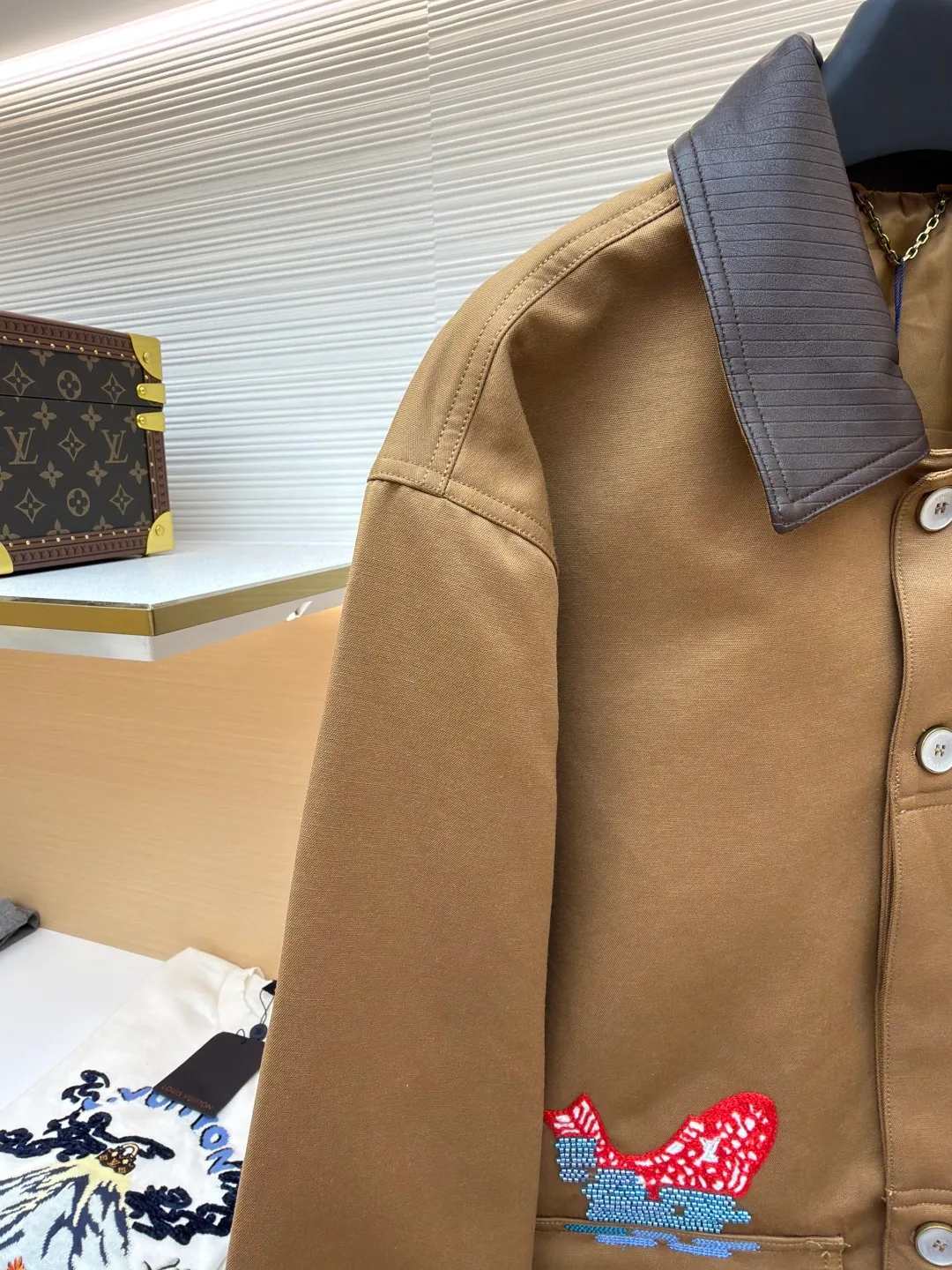 LOUIS VUITTON koi jacquard lapel jacket ●Original version: purchased and developed for 106000 ●Item number: 1681205-C15 ●Fabric: high-quality cotton fabric ●Technology: jacquard production ●Color: brown ●Version: fitted version ●Weight: about 980 grams ●Size: S-M-L-XL ●Description: Made of high-quality cotton fabric, crisp and textured. The leather splicing part of the collar has been carefully tanned and polished to make it soft and glossy. The splicing with the cotton fabric adopts seamless lamination technology; the pattern embroidery adopts multi-color three-dimensional embroidery technology, and different colors of silk threads are layered for embroidery, so that the pattern presents a rich three-dimensional sense and color levels. , the stitching is fine and even, the pattern details are clear and vivid, as if giving the pattern a sense of life; it is made of customized metal material, and has been polished, plated and other processes, the surface is smooth and textured, the stitching at the seams between the buttons and the body is firm, and the opening and closing is smooth, adding exquisite hardware embellishments to the overall shape. The overall wiring is straight and delicate, the fabric is comfortable and soft, and the color is consistent without color difference. It can be matched with the same style to create a fashionable look and control various occasions. Customized accessories, complete with three standards, same style for men and women!